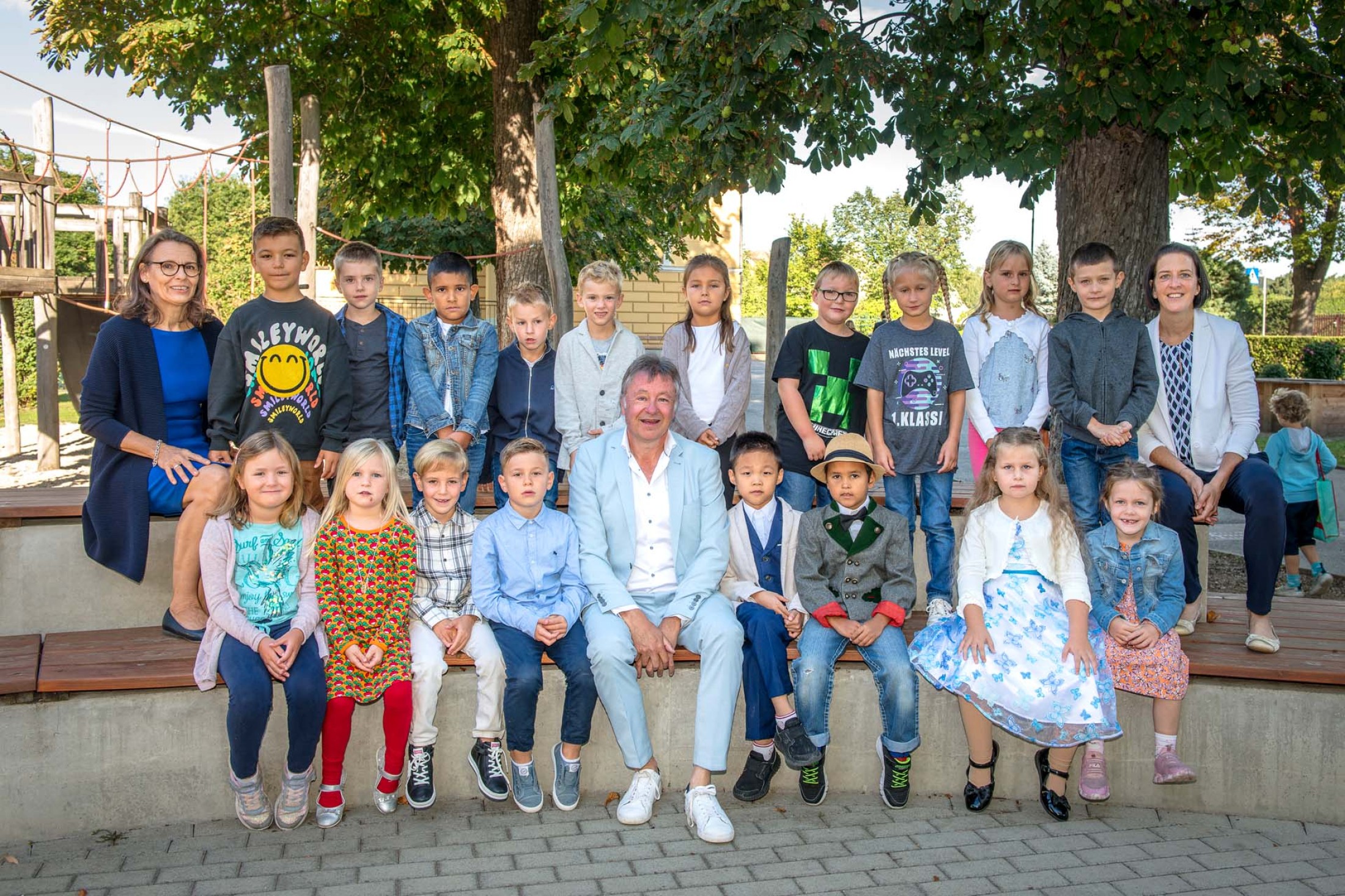 18 Kinder der 1a (mit Direktorin Gabriele Weiler (links) und Bgm. Ing. Martin Falk sowie
                                    Klassenlehrerin Isabella Stocklasser) sind am 4. September in ihr erstes Schuljahr gestartet. 