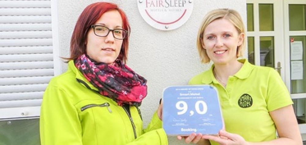 Foto: Die smartMotel-Betriebsleiterinnen, Jaqueline Linsbauer und Barbara Barth, freuen sich über die 9,0 Punkte beim
                                    „Award of Excellence“. 