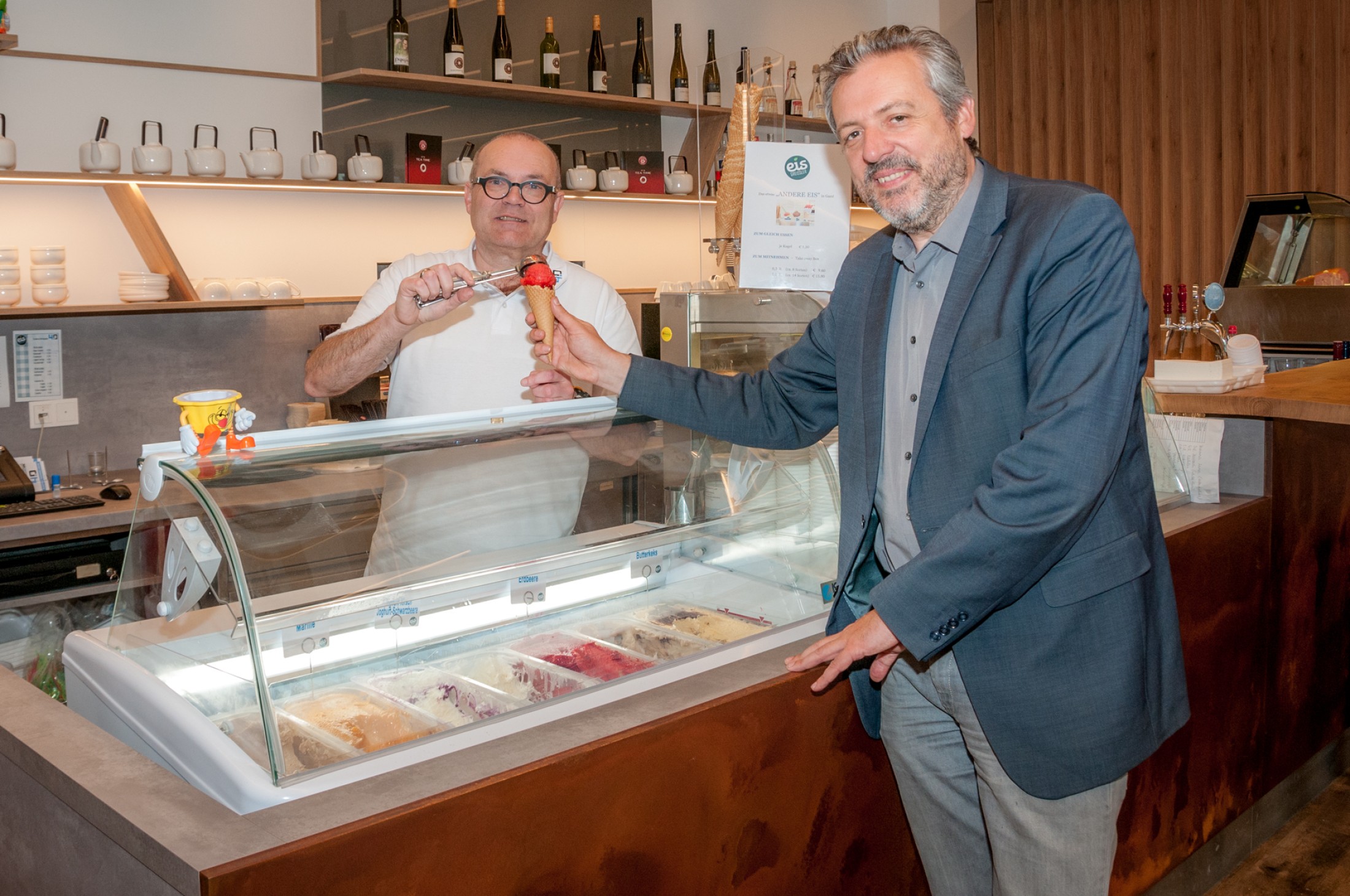 Mag. Helmut Öhlknecht und Geschäftsführer des workingspace 4.0 Ing. Mag. Werner Groiß verkosten das Eis vom eisgreissler,
                                    das es im Restaurant das gesamte Jahr über gibt.