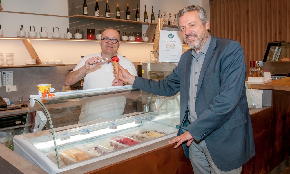 Mag. Helmut Öhlknecht
                                    und Geschäftsführer des workingspace 4.0 Ing. Mag. Werner Groiß verkosten das Eis vom eisgreissler, das es im Restaurant das
                                    gesamte Jahr über gibt.
