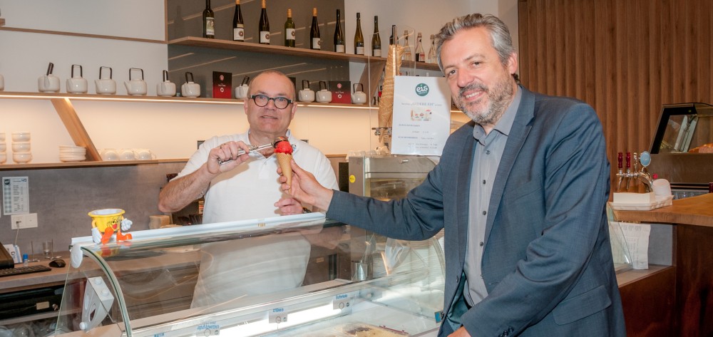 Mag. Helmut Öhlknecht und Geschäftsführer des workingspace 4.0 Ing. Mag. Werner Groiß verkosten das Eis vom eisgreissler,
                                    das es im Restaurant das gesamte Jahr über gibt.
