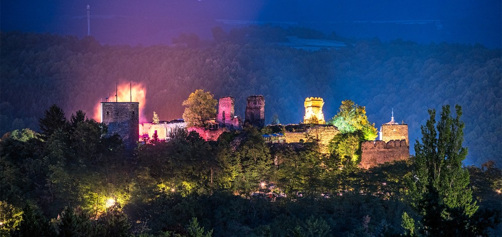 : Abendansicht der Burg Gars während einer Aufführung der Oper "Don Carlo", 2015