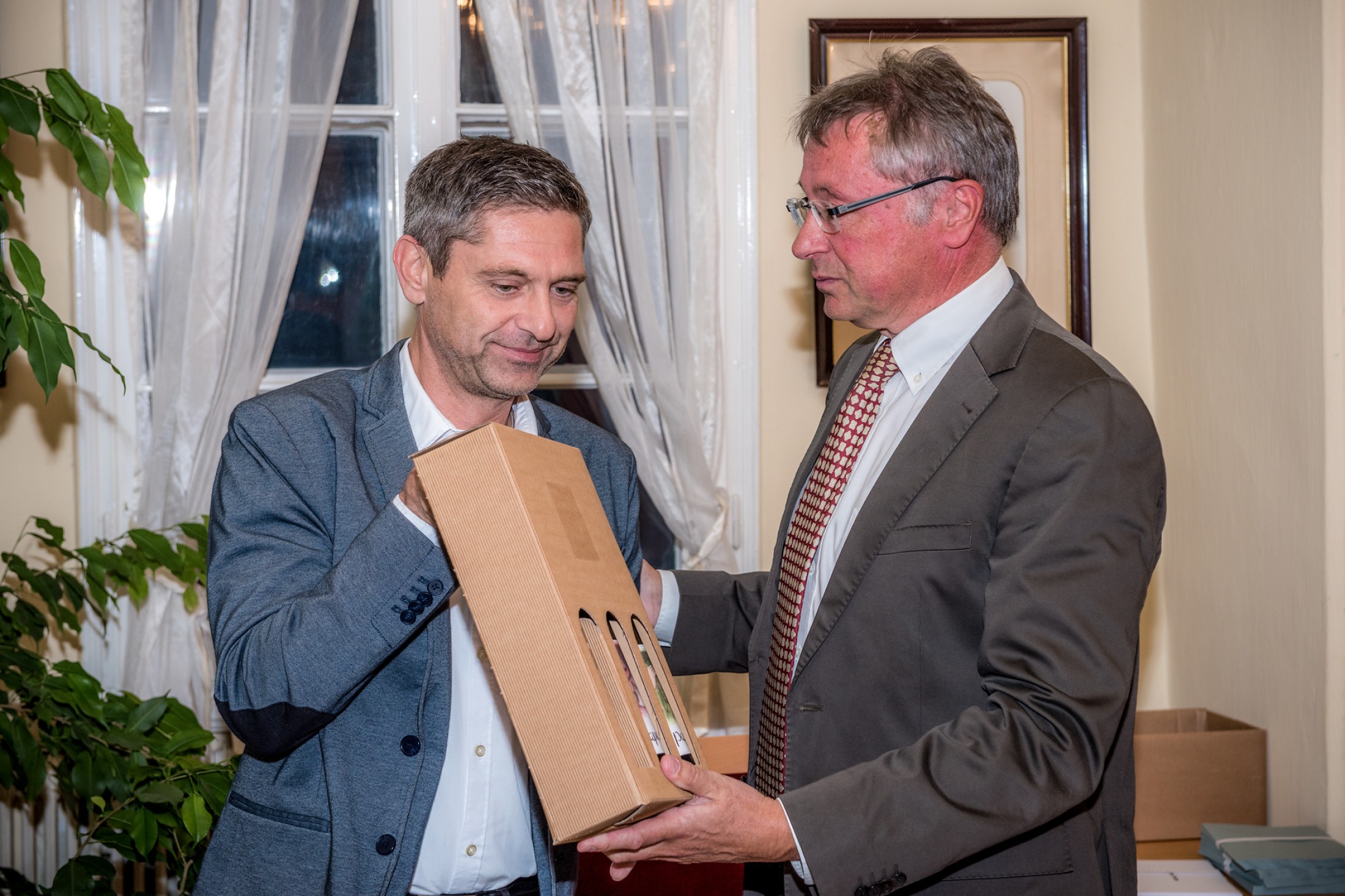 Bürgermeister Ing. Martin Falk gratuliert dem neuen Gemeinderat Günther Wieland