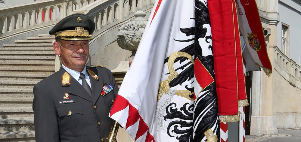 Der Garser Generalmajor Karl Pronhagl wurde an die Spitze der Militärakademie berufen. Mit der feierlichen Übernahme
                                    der Akademiefahne im September übernahm er symbolisch die Verantwortung über die traditionsreichste Institution des Bundesheeres.
                                    