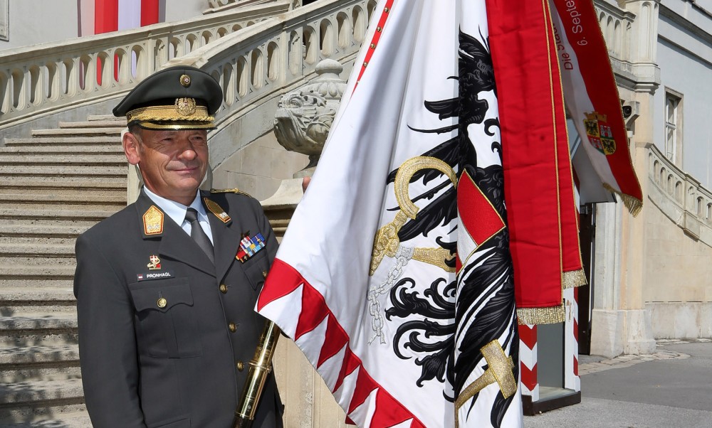 Der Garser Generalmajor Karl Pronhagl wurde an die Spitze
                                    der Militärakademie berufen. Mit der feierlichen Übernahme der Akademiefahne im September übernahm er symbolisch die Verantwortung
                                    über die traditionsreichste Institution des Bundesheeres. 