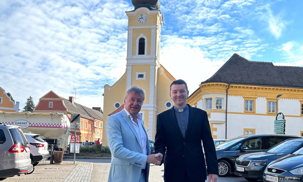 Bürgermeister Ing. Martin Falk heißt
                                    den neuen Kaplan Lukáš Kutlák in Gars willkommen.