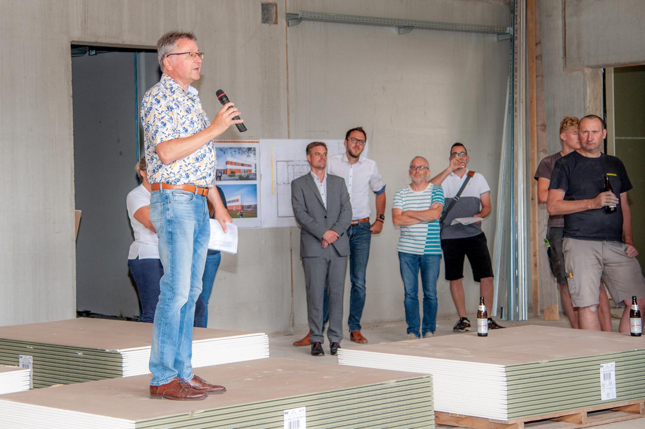 „Der Rohbau steht!“ Bürgermeister Ing. Martin Falk bei der Gleichenfeier für die neue Sport- und Mehrzweckhalle
                                    in Gars am Kamp.