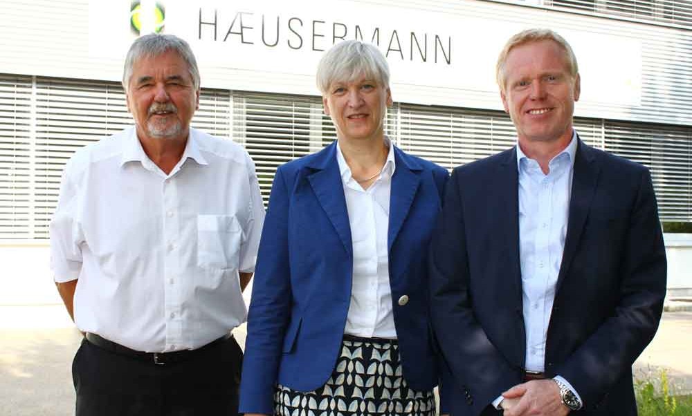 Die Geschäftsführer der „neuen“ KSG Austria, DI Rudolf Janesch und Mag. Christoph Jarisch
                                    (re und li) mit Firmenchefin Margret Gleininger von der KSG Leiterplatten Gornsdorf. 