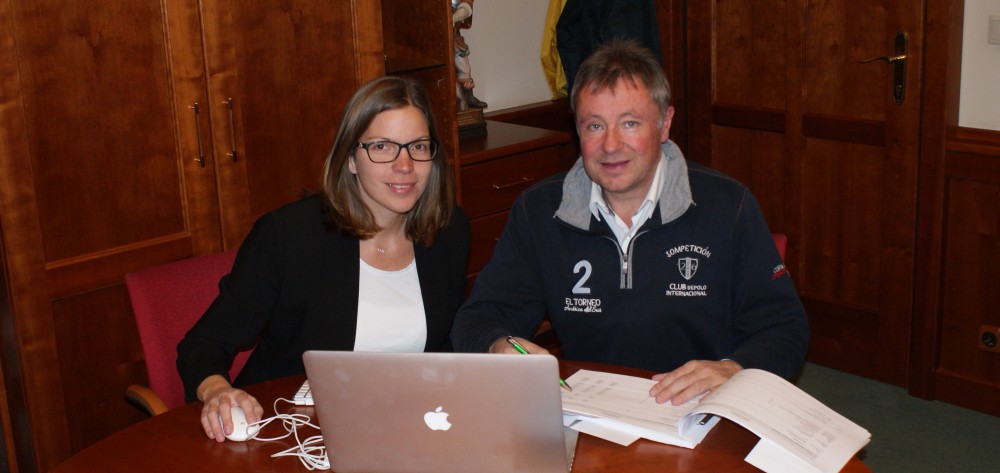 GGR Mag. (FH) Daniela Groll als zuständige Budgetreferentin und Bürgermeister Ing. Martin Falk bereiten den Budgetvoranschlag
                                    für 2018 vor. 