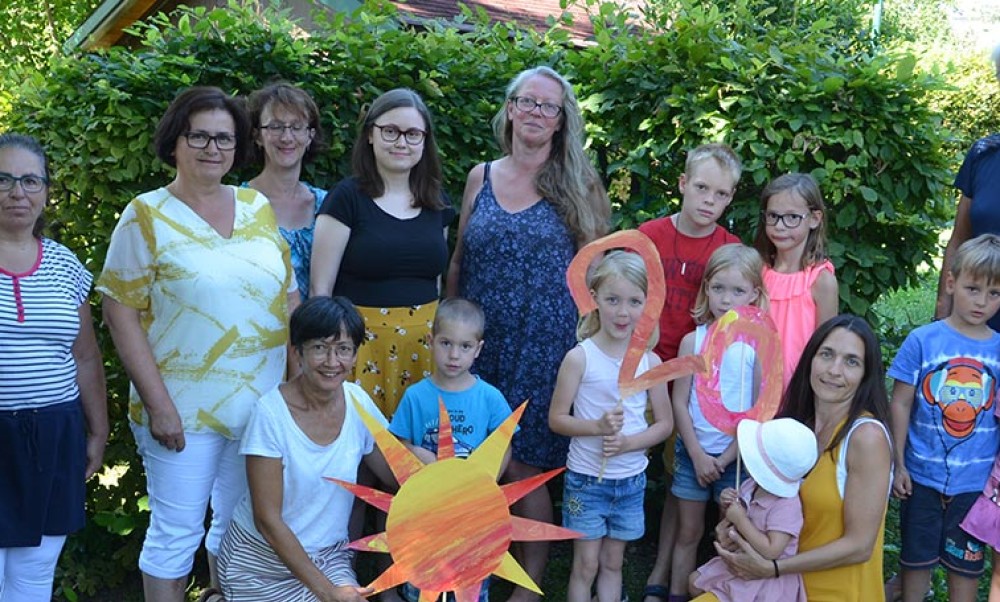 Das Team Sonnenschein feiert mit den Kinder den 20. Geburtstag
                                    der Garser Institution.