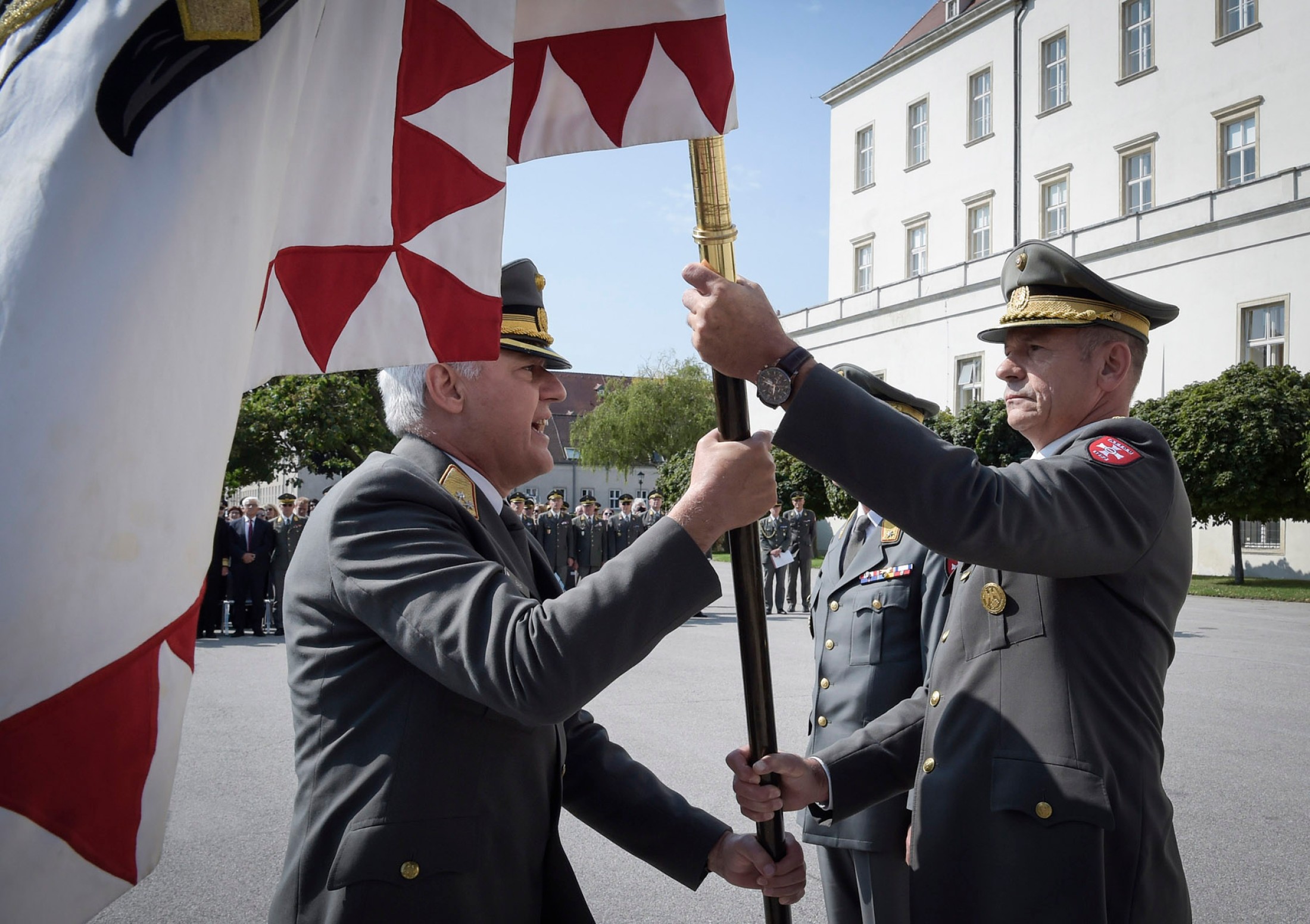 Generalmajor Pronhagl übernimmt die Fahne der Militärakademie.