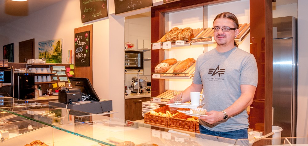 Geschäftsführer Andreas Wögenstein im Geschäft in Thunau, wo er und seine vier MitarbeiterInnen frisches Gebäck und Kaffee
                                    anbieten.