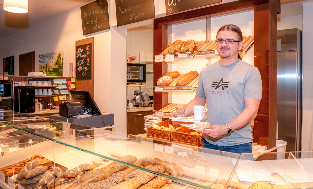 Geschäftsführer Andreas
                                    Wögenstein im Geschäft in Thunau, wo er und seine vier MitarbeiterInnen frisches Gebäck und Kaffee anbieten.